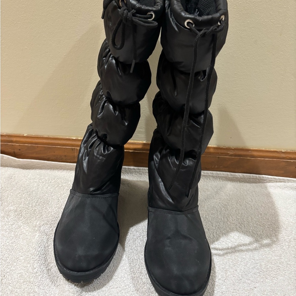 Mudd women’s wedge puffer boots